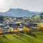 Eine Stadt im Tal mit Bergen im Hintergrund.