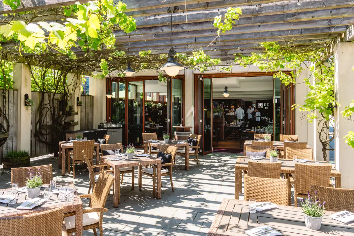 Terrasse mit Tischen und Stühlen