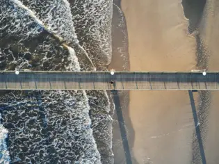 Brücke über dem Wasser mit Spiegelung.