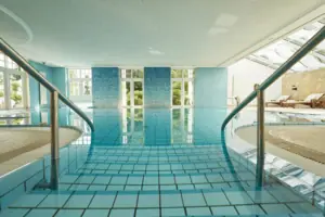 Ein großes Schwimmbecken in einem Innenbereich mit Treppen.