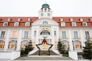Außenansicht vom A-ROSA Hotel Kurhaus Binz an Weihnachten mit Weihnachtsdeko.