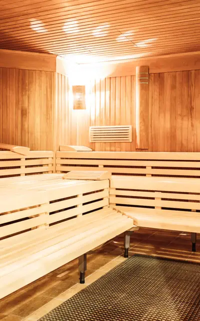 Badezimmer mit blauen Fliesen