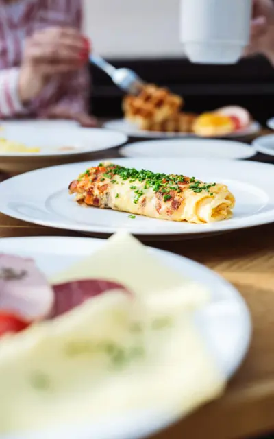 Ein Teller mit Essen auf einem Tisch.