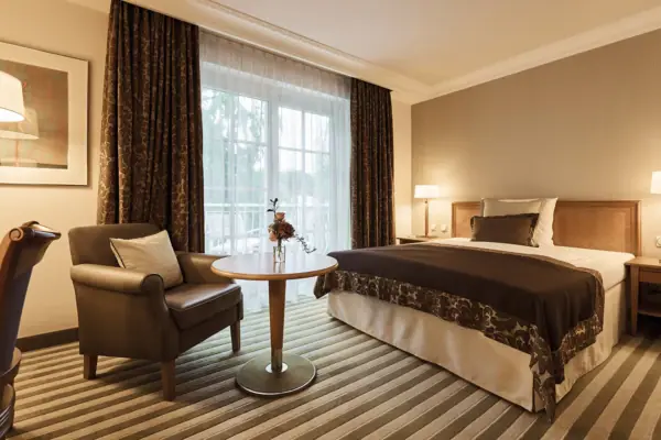 Ein Zimmer mit einem Bett und einem Stuhl.