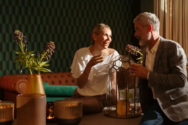 Ein Mann und eine Frau sitzen an einem Tisch.