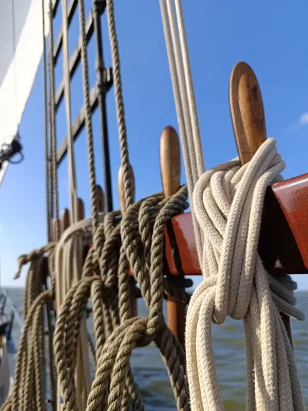 Seile auf einem Boot