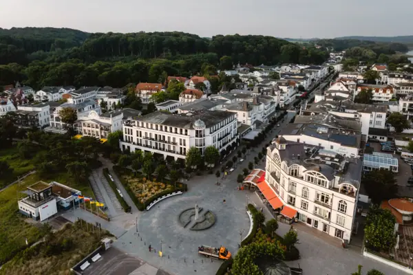 Vogelperspektive auf eine Stadt mit vielen Gebäuden und Bäumen.