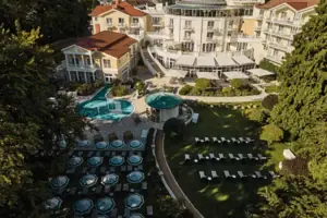 Luftaufnahme eines Gebäudes mit zwei Pools