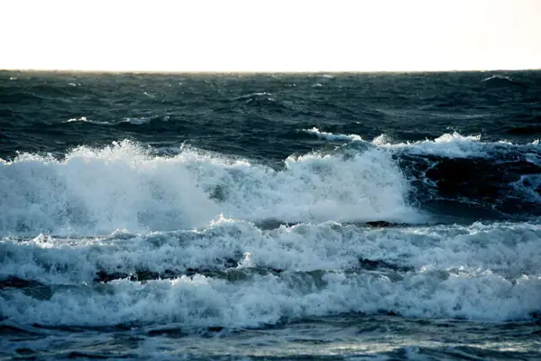 Wellen brechen im Ozean.