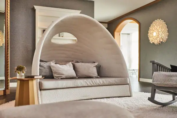 Couch mit Kissen in einem Raum.