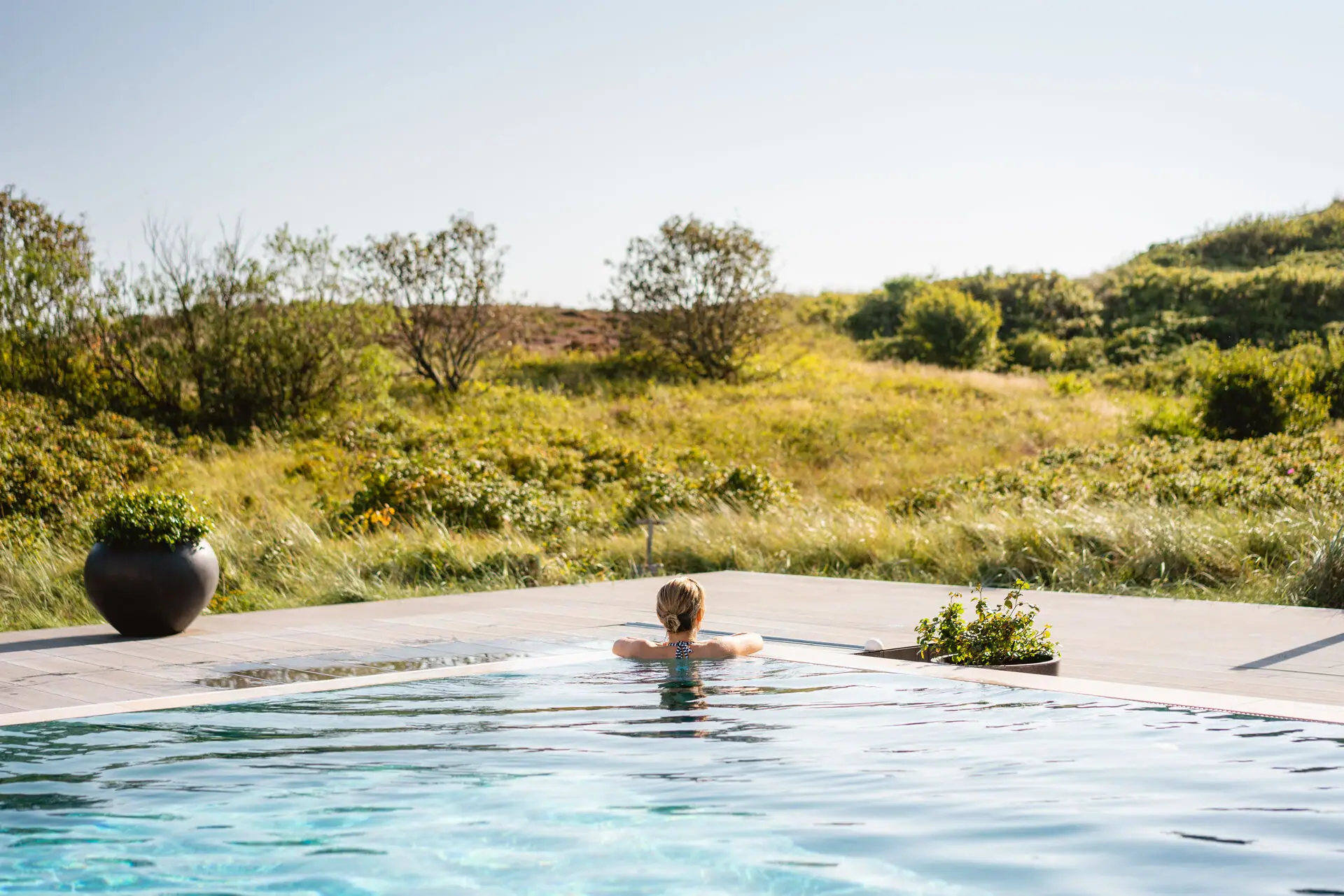 Frau in einem Schwimmbecken im Freien