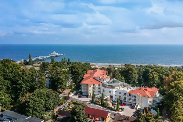 Großes Gebäude mit Pier im Hintergrund.