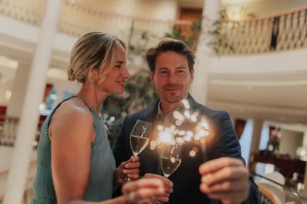 Ein Mann und eine Frau halten Weingläser.