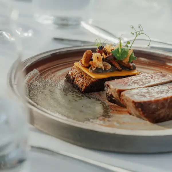 Ein Teller mit Essen auf einem Tisch.