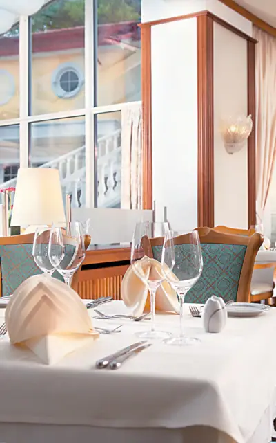 Ein Restaurant mit Tischen und Stühlen im Innenbereich.