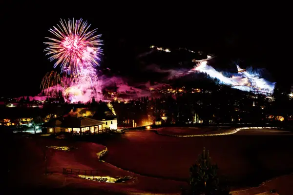 Feuerwerk über einem verschneiten Berg