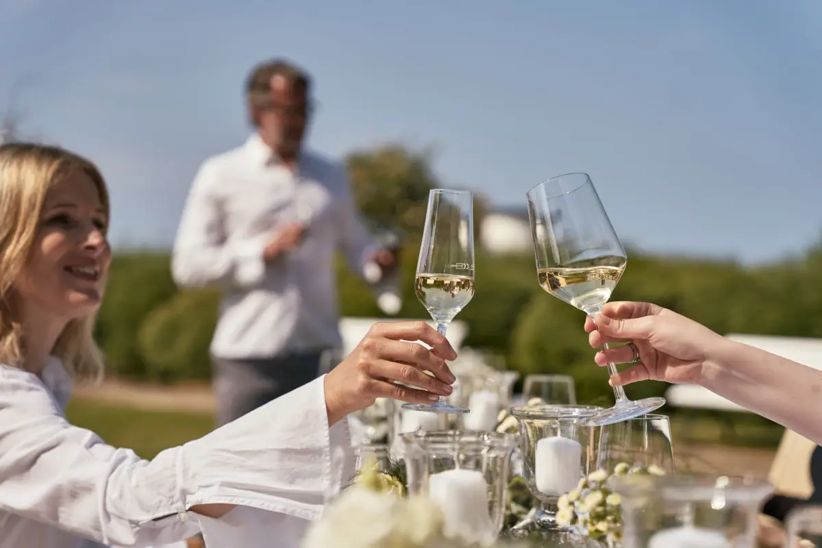 Eine Gruppe von Menschen hält Weingläser.