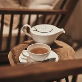 Teetasse mit Untertasse auf einem Tisch.