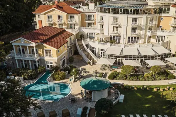 Ein Außenpool umgeben von Gebäuden und Bäumen.