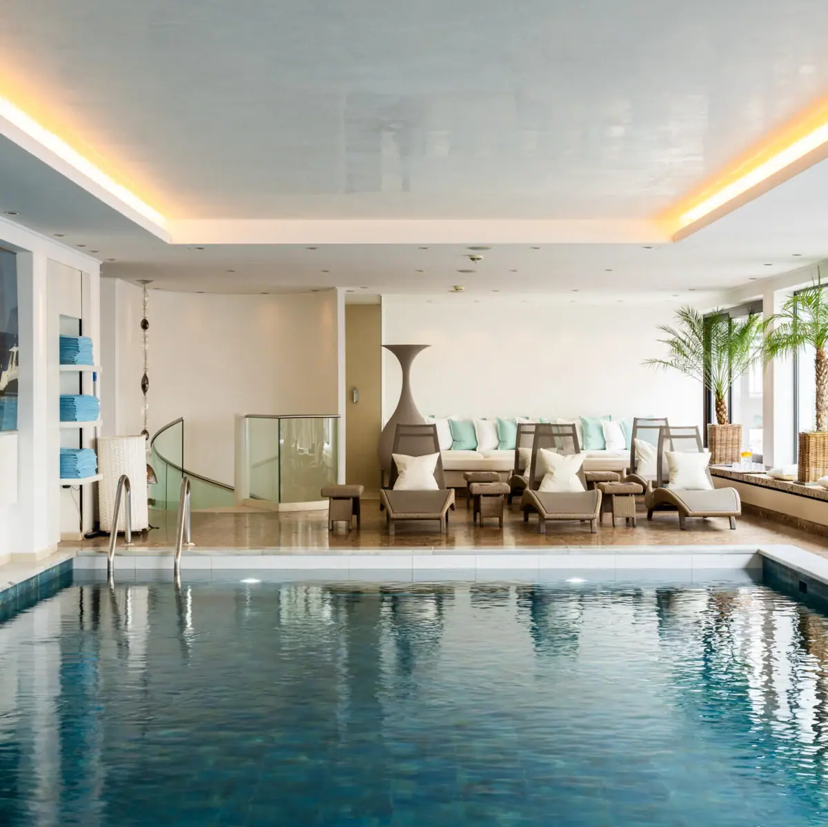 Der Wellnessbereich im A-ROSA Zürs mit Swimmingpool und stilvollem Design.