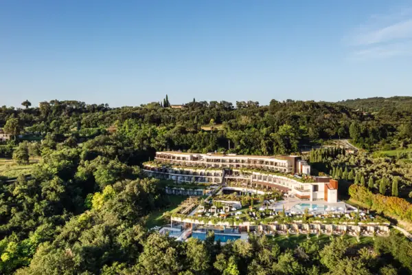 Ein Gebäude mit einem Pool, umgeben von Bäumen.