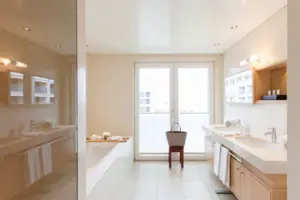Badezimmer mit Badewanne und Waschbecken