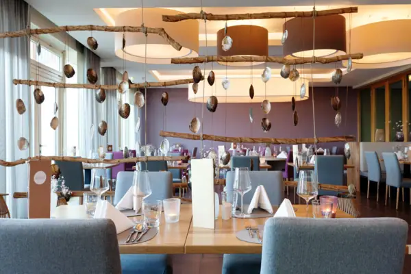 Ein gedeckter Tisch in einem Restaurant.