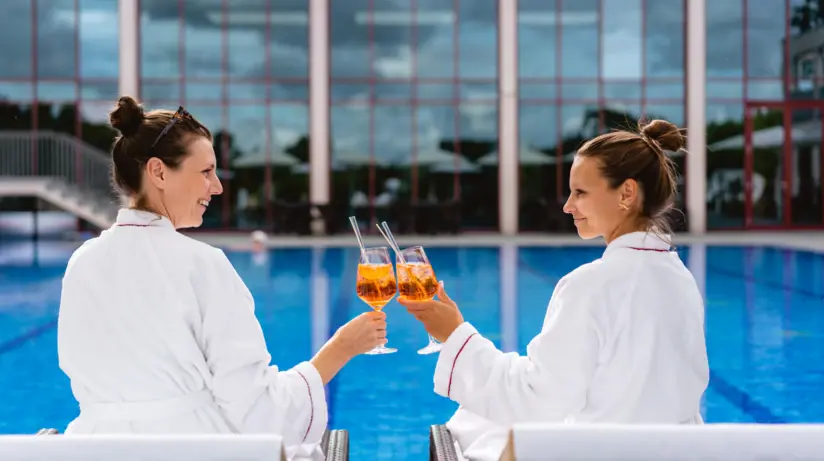 Drinks am Pool im A-ROSA Travemünde
