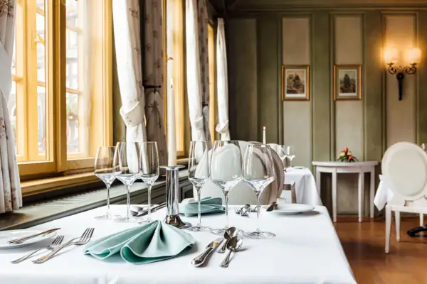 Ein Tisch mit Gläsern und Besteck.