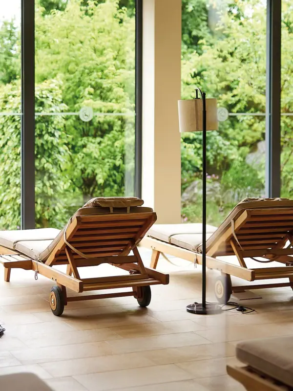 Lounge-Sessel in einem Raum mit großen Fenstern.