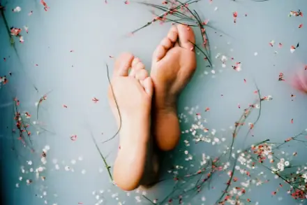 Nahaufnahme eines Paares Füße im Wasser