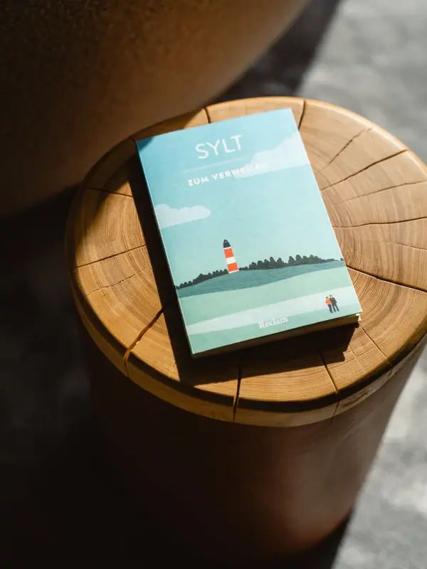 Ein Buch auf einem Baumstumpf.