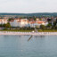 Strand mit Gebäuden und einem Gewässer.