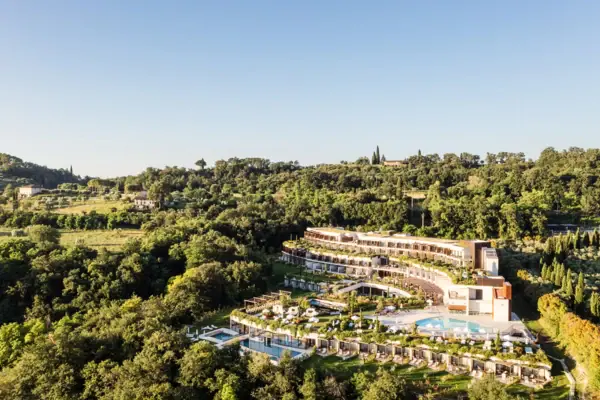 Ein Gebäude mit einem Pool, umgeben von Bäumen.