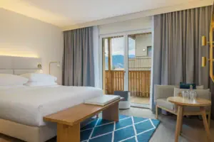 Schlafbereich Ein Zimmer mit einem Bett, einem Tisch und Stühlen.