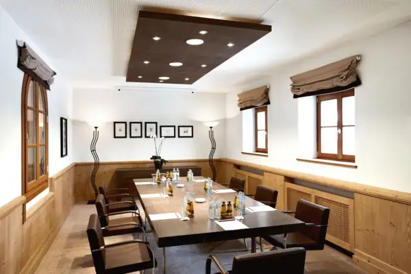 Ein Zimmer mit einem Tisch und Stühlen.