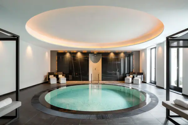 Runder Indoor-Pool in einem Hotel.