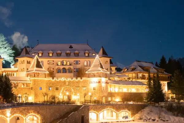 Ein beleuchtetes Gebäude im Freien bei winterlicher Umgebung.