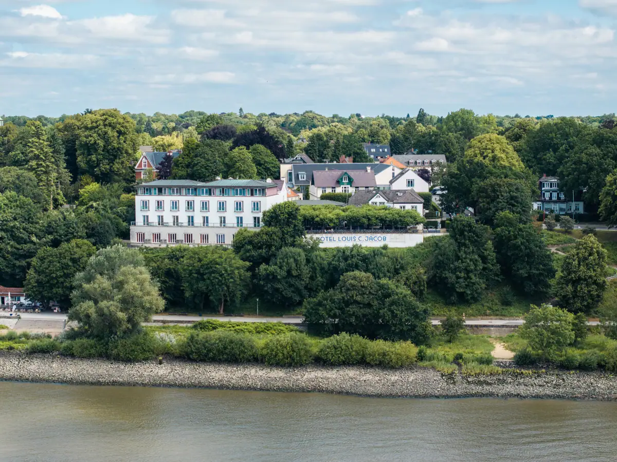 Ein Gebäude in der Nähe eines Gewässers.