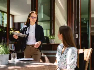 Eine Frau schreibt auf eine Tafel.