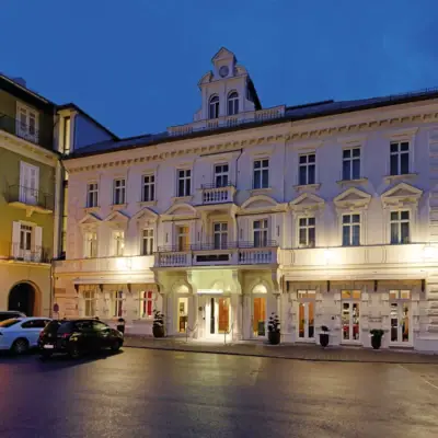 Ein Gebäude mit beleuchteter Fassade bei Nacht.