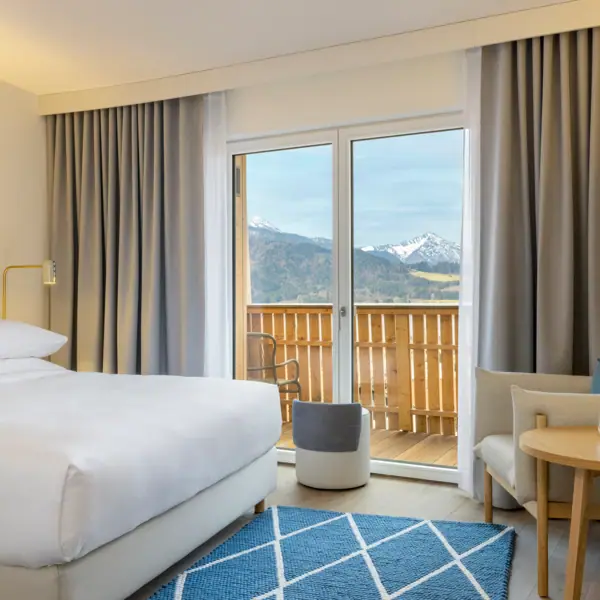 Doppelzimmer Hotelzimmer mit Bett, Teppich und Sessel.