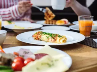 Ein Tisch mit Tellern voller Essen und Gläsern Wein.