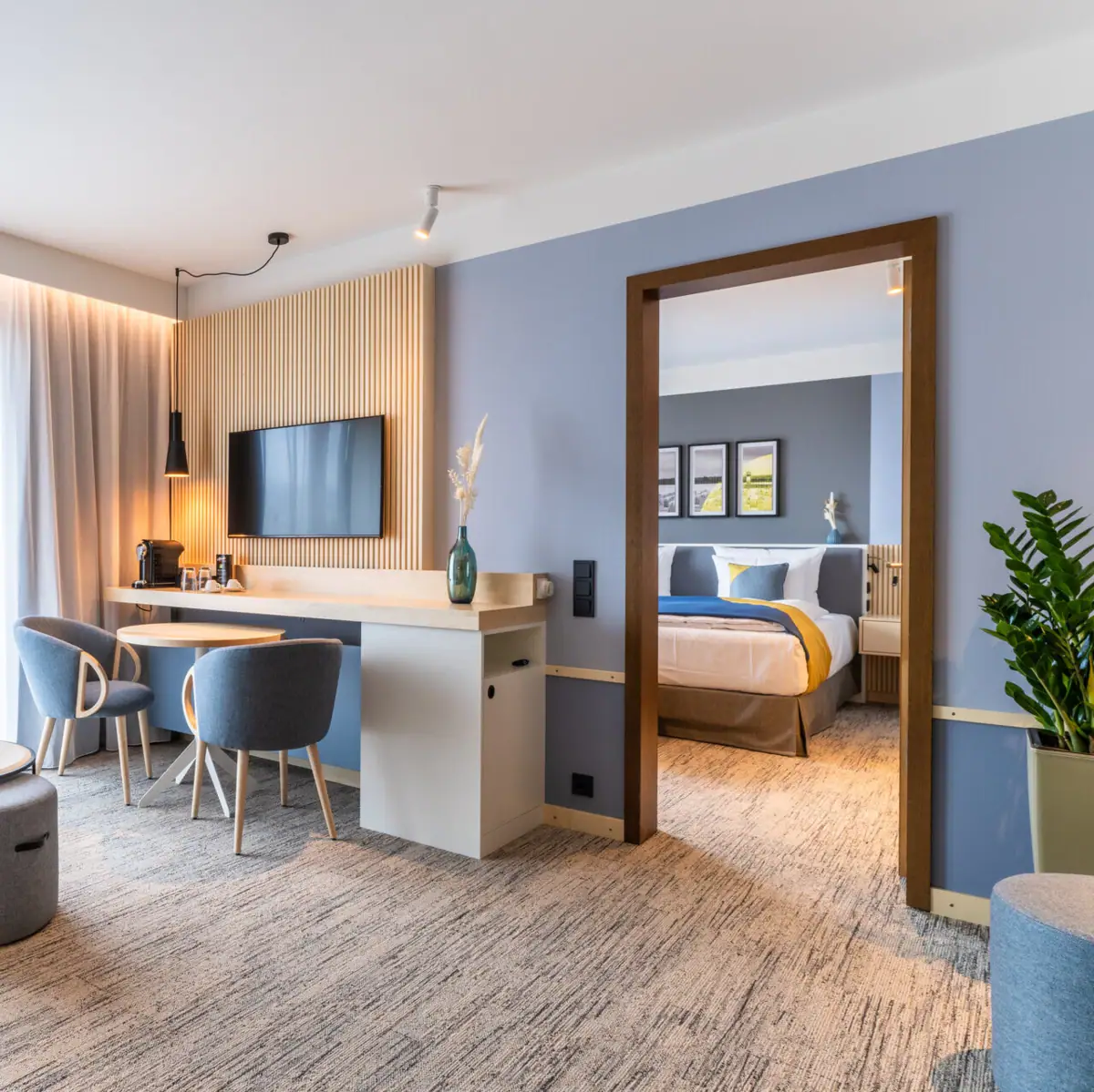Ein Hotelzimmer mit einem Fernseher und einem Tisch.