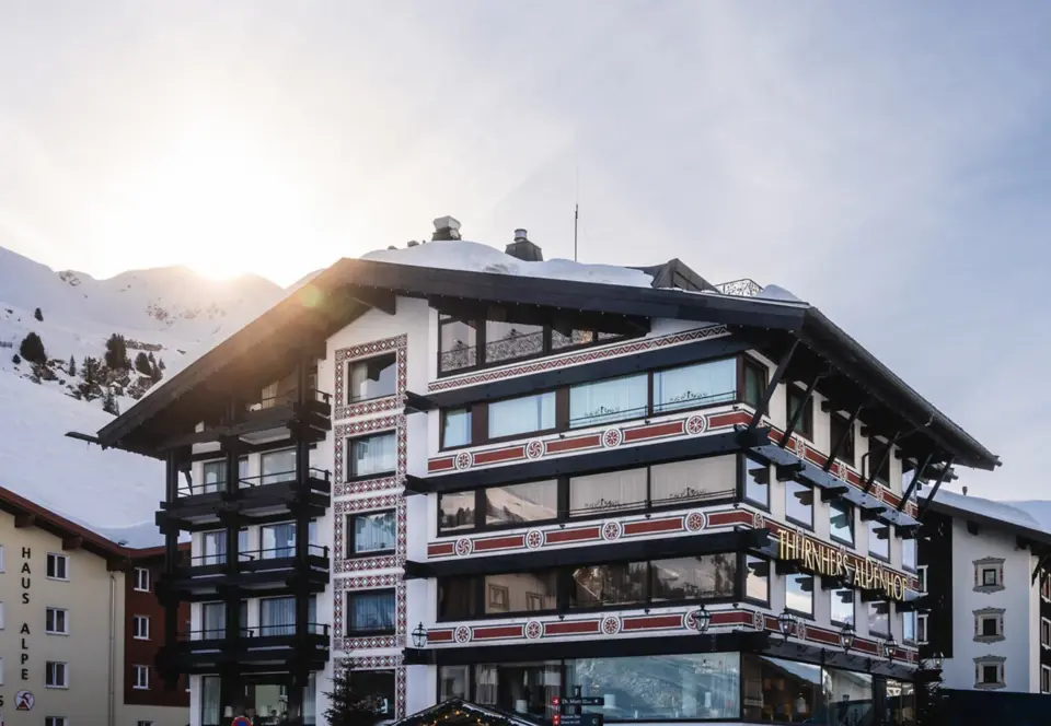 Gebäude mit Schneedecke unter bewölktem Himmel