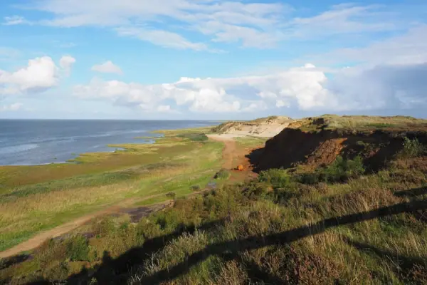 Morsum-Kliff Sylt Das Morsum-Kliff auf Sylt neben einem Gewässer