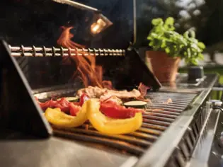 Essen auf einem Grill mit Flammen.