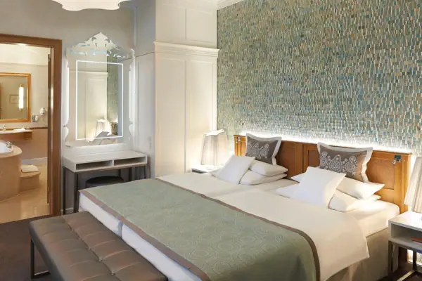 Ein Bett in einem Hotelzimmer mit Kissen und Bettwäsche