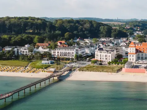 Brücke über einem Gewässer mit umgebenden Gebäuden und Bäumen.