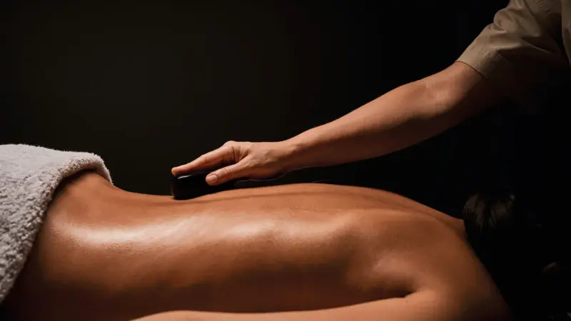 Eine Detailaufnahme eines Rückens, der mit Hot Stone behandelt wird